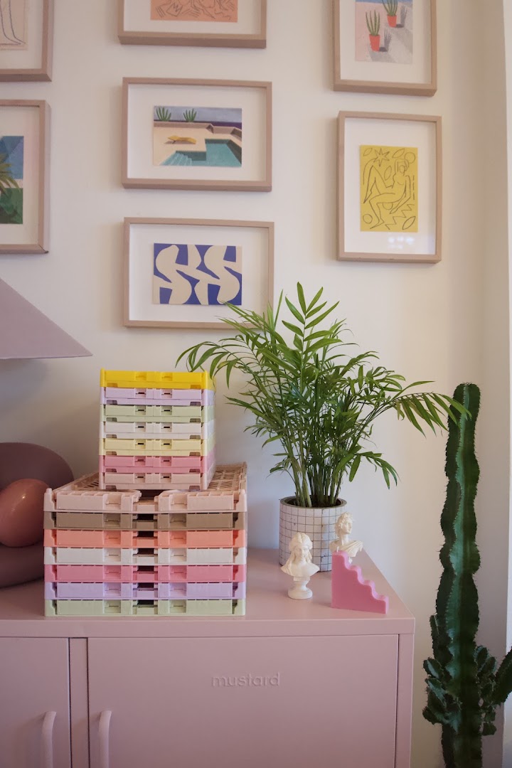 Modern Love Store: attractive, professional shop product display