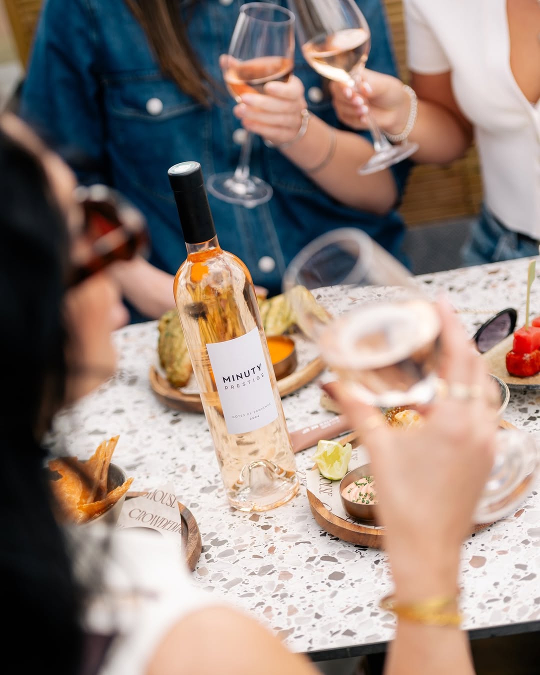 CrowdedHouse: high quality lifestyle bar photo