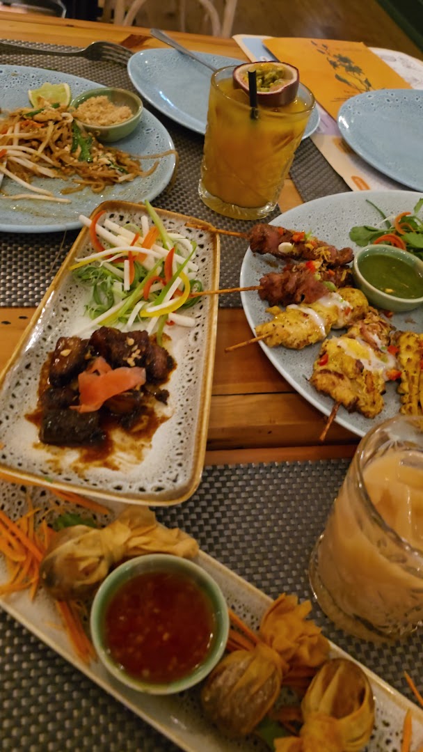 Giggling Squid: appetizing food and drink display