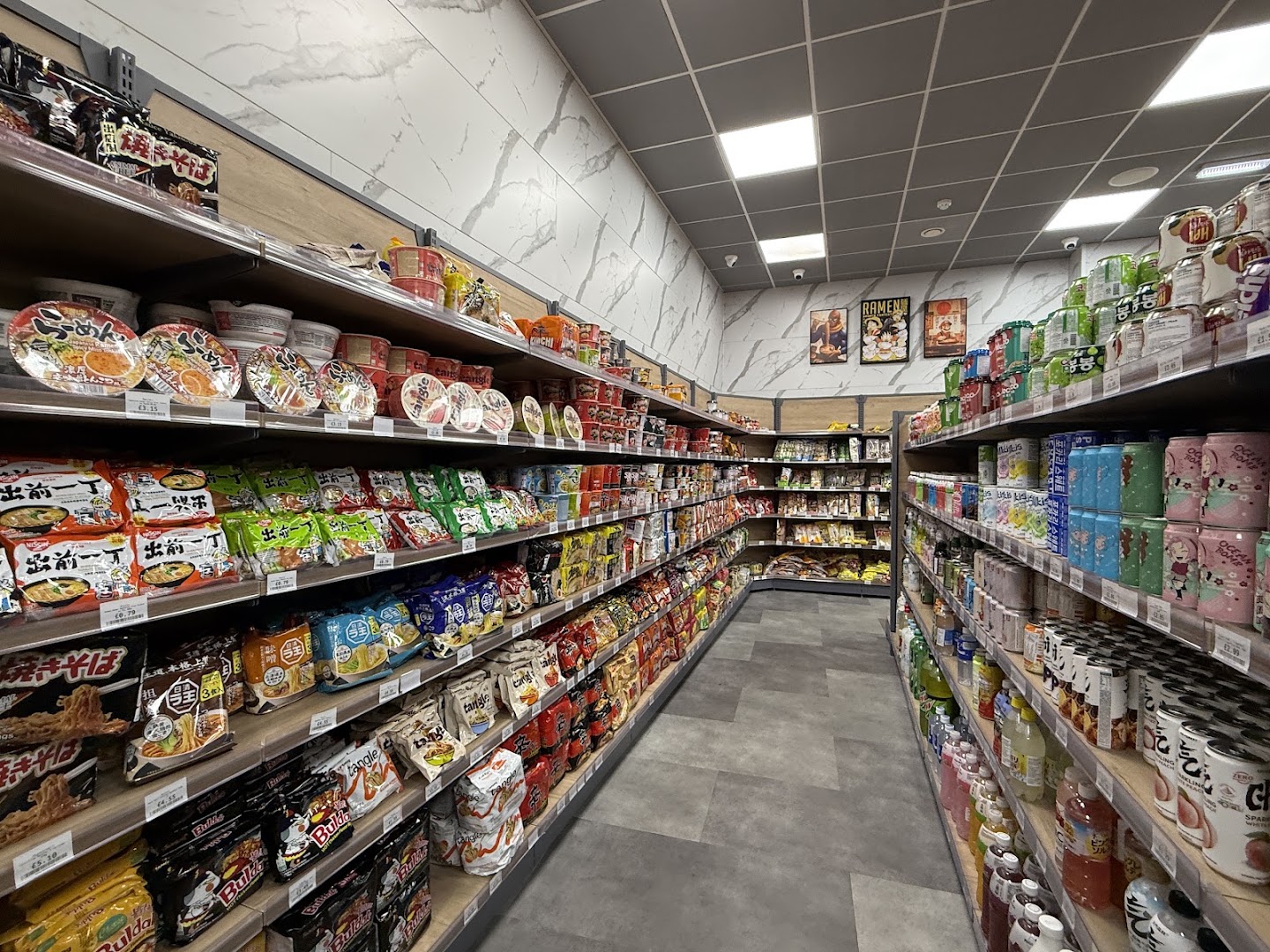 Hello Japan: clear display of shop products