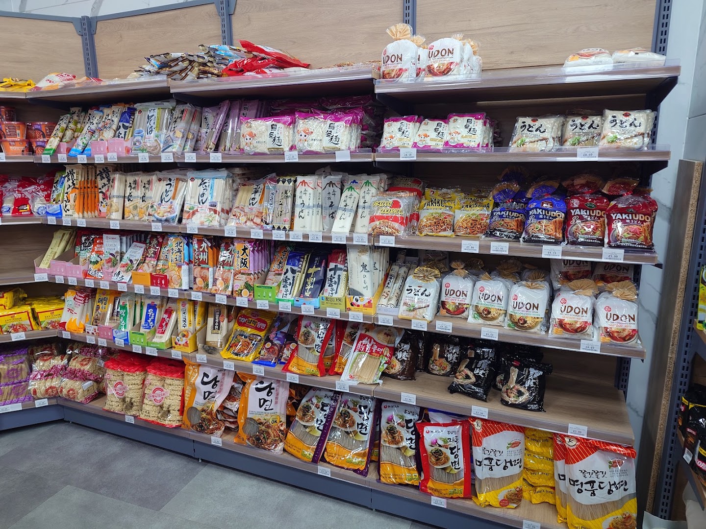 Hello Japan: clear display of shop products