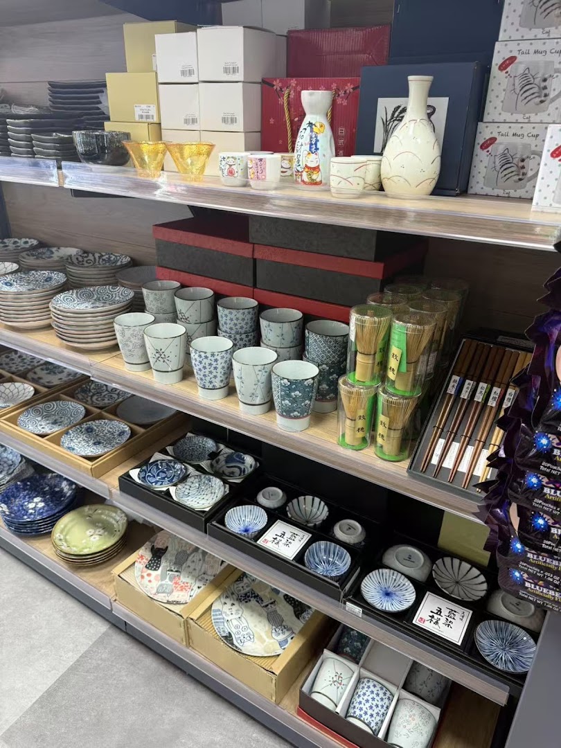 Hello Japan: clear display of shop products
