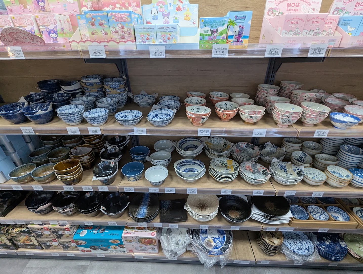 Hello Japan: clear display of shop products