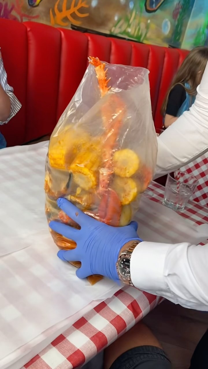 Crabbish: appetizing food presentation in action