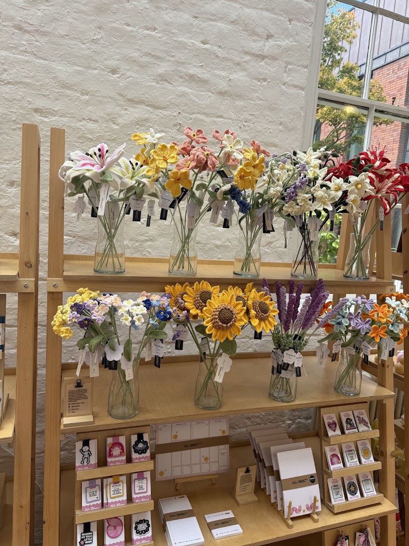 Curated Makers: clear display of shop products