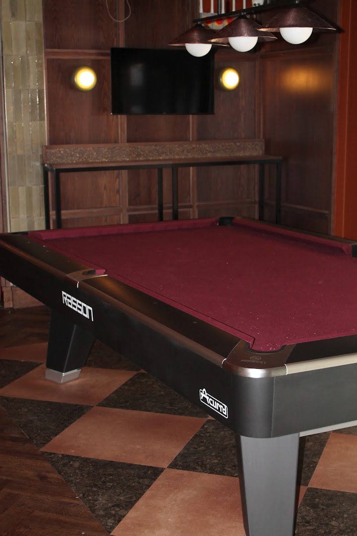 DeLuca's: clear shot of bar amenities