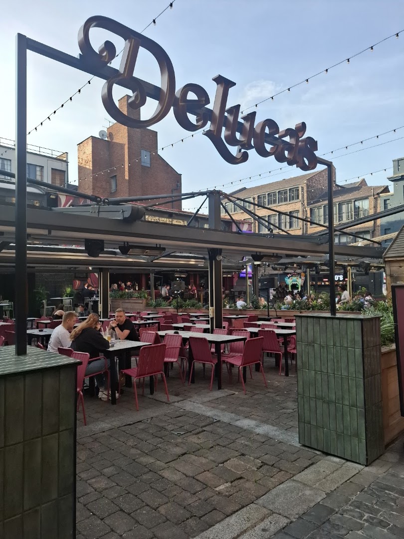 DeLuca's: clear shot of venue atmosphere