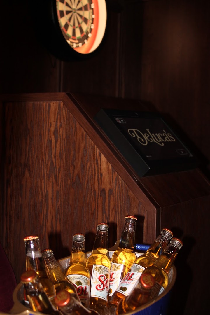 DeLuca's: bar atmosphere and drinks