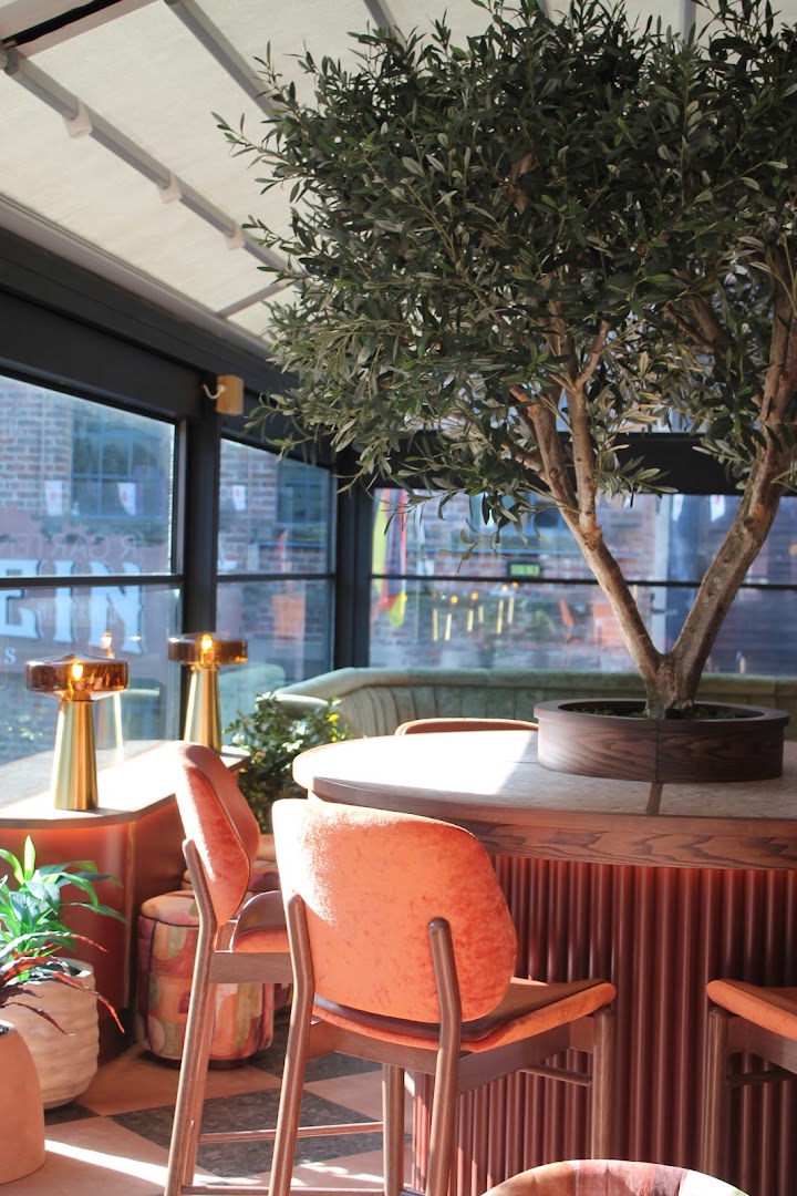 DeLuca's: attractive, high-quality interior atmosphere