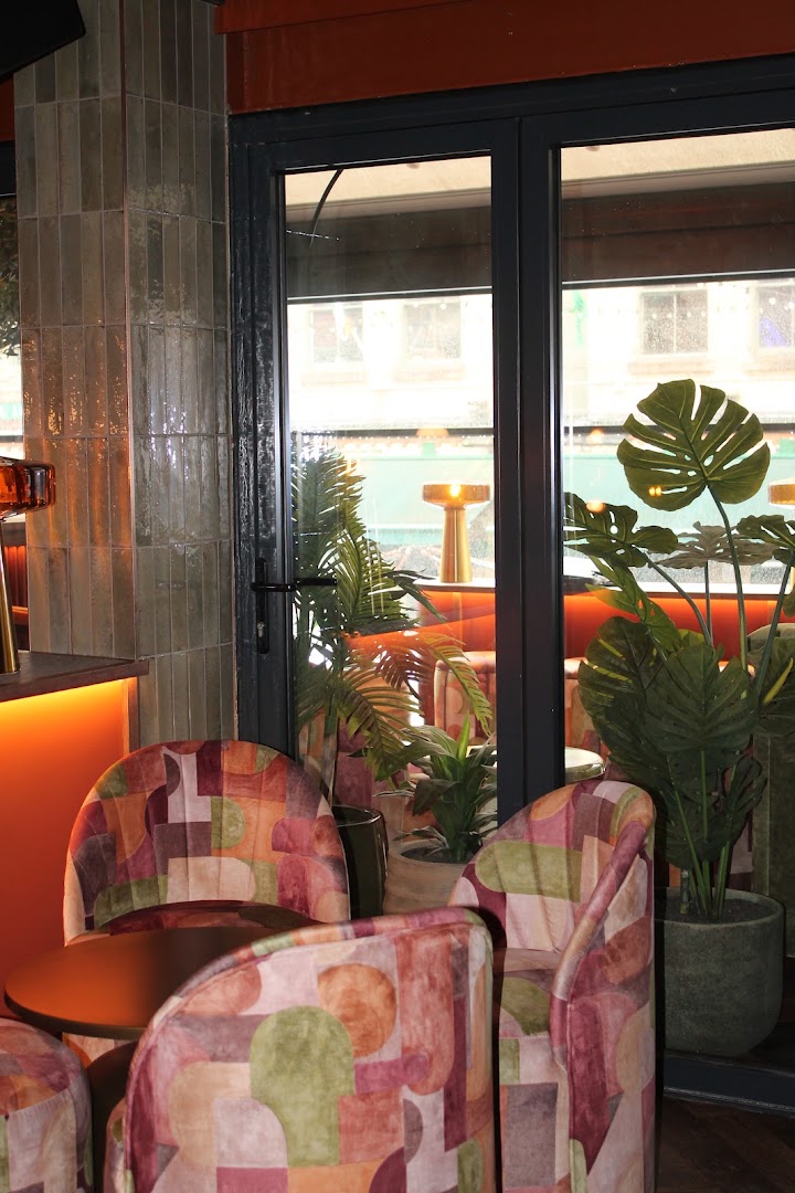 DeLuca's: inviting bar interior atmosphere
