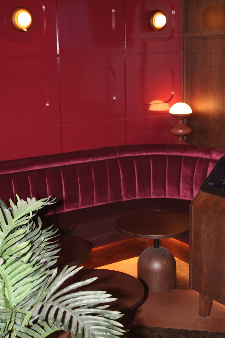 DeLuca's: attractive interior atmosphere and decor