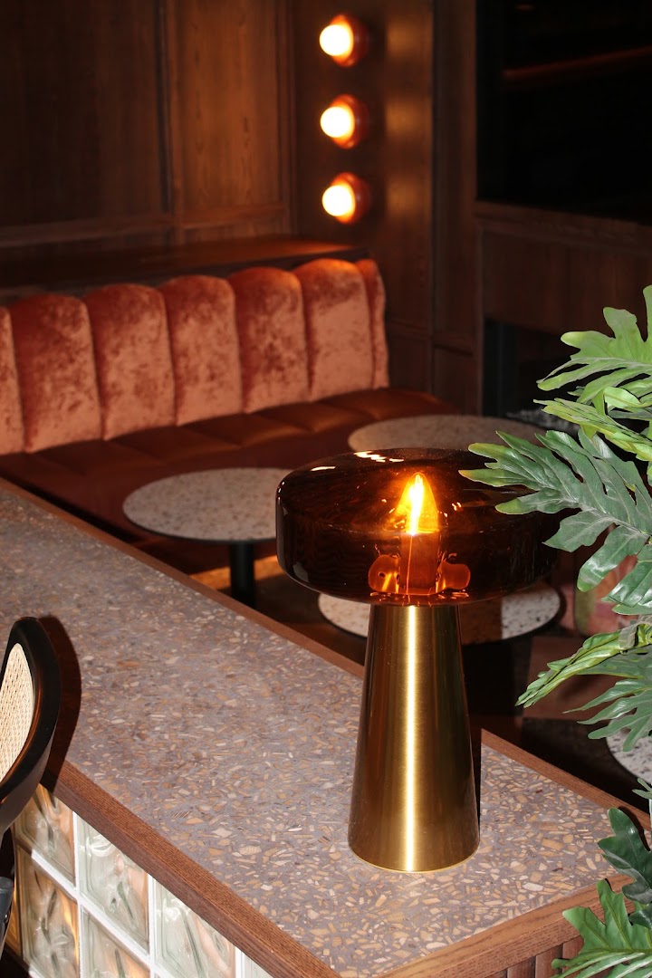 DeLuca's: high quality atmospheric interior shot