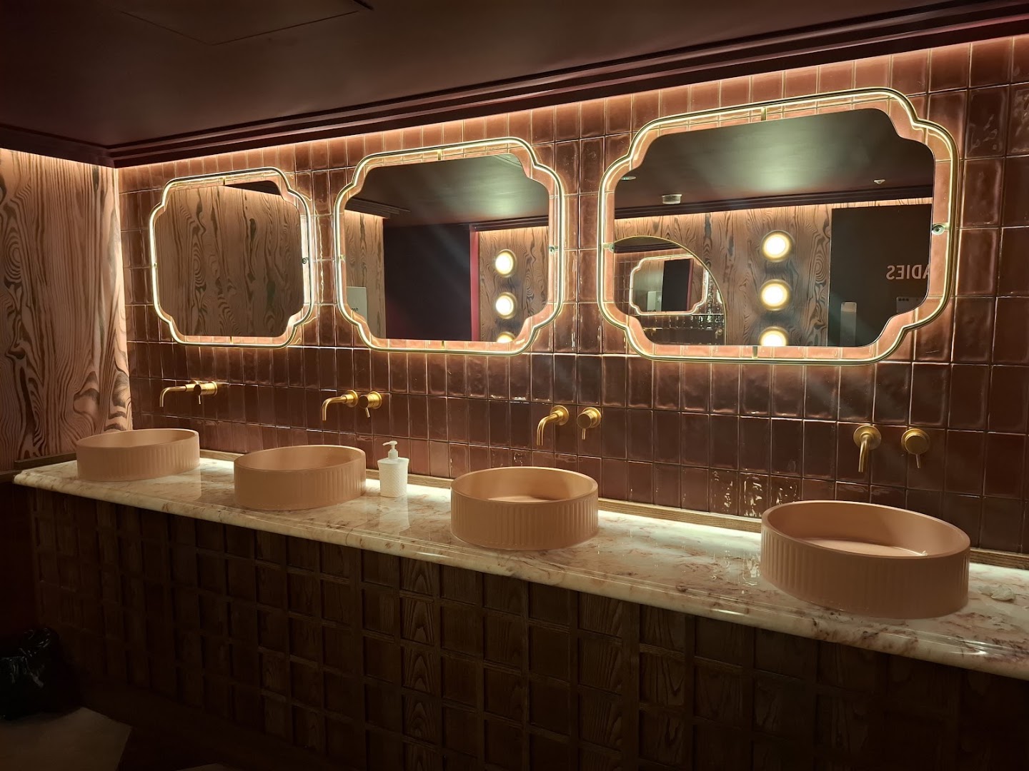 DeLuca's: high quality interior design photo