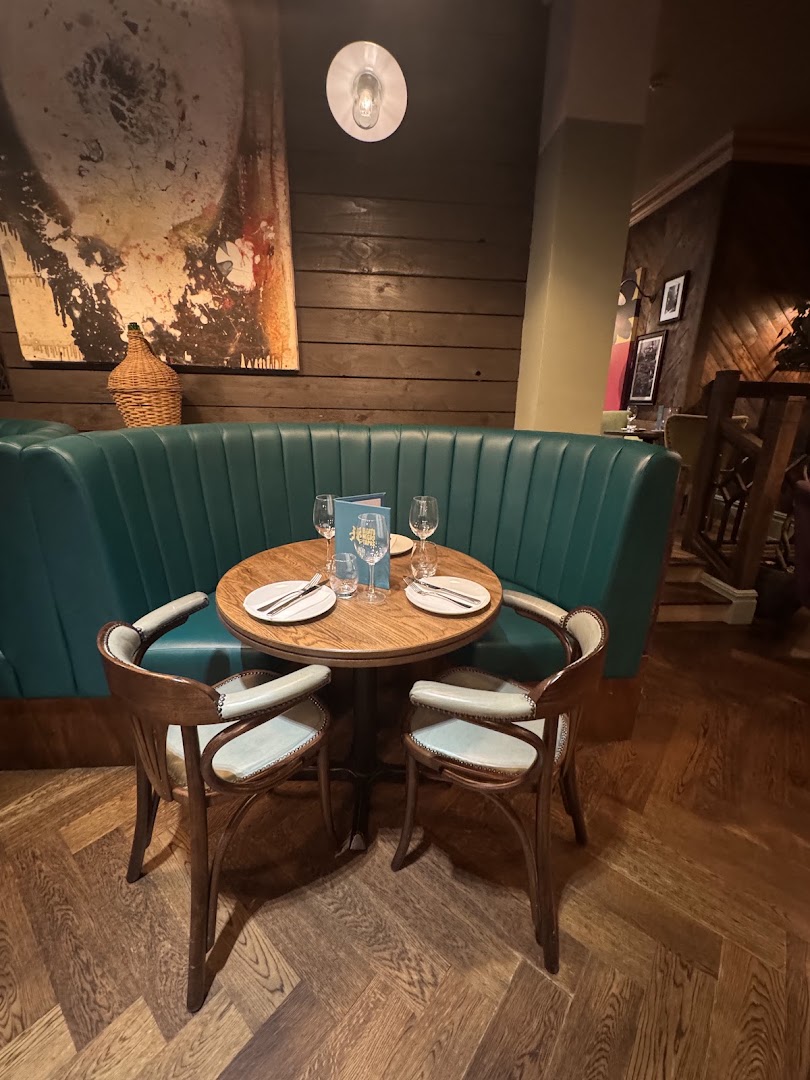 El Gato Negro: inviting restaurant interior atmosphere