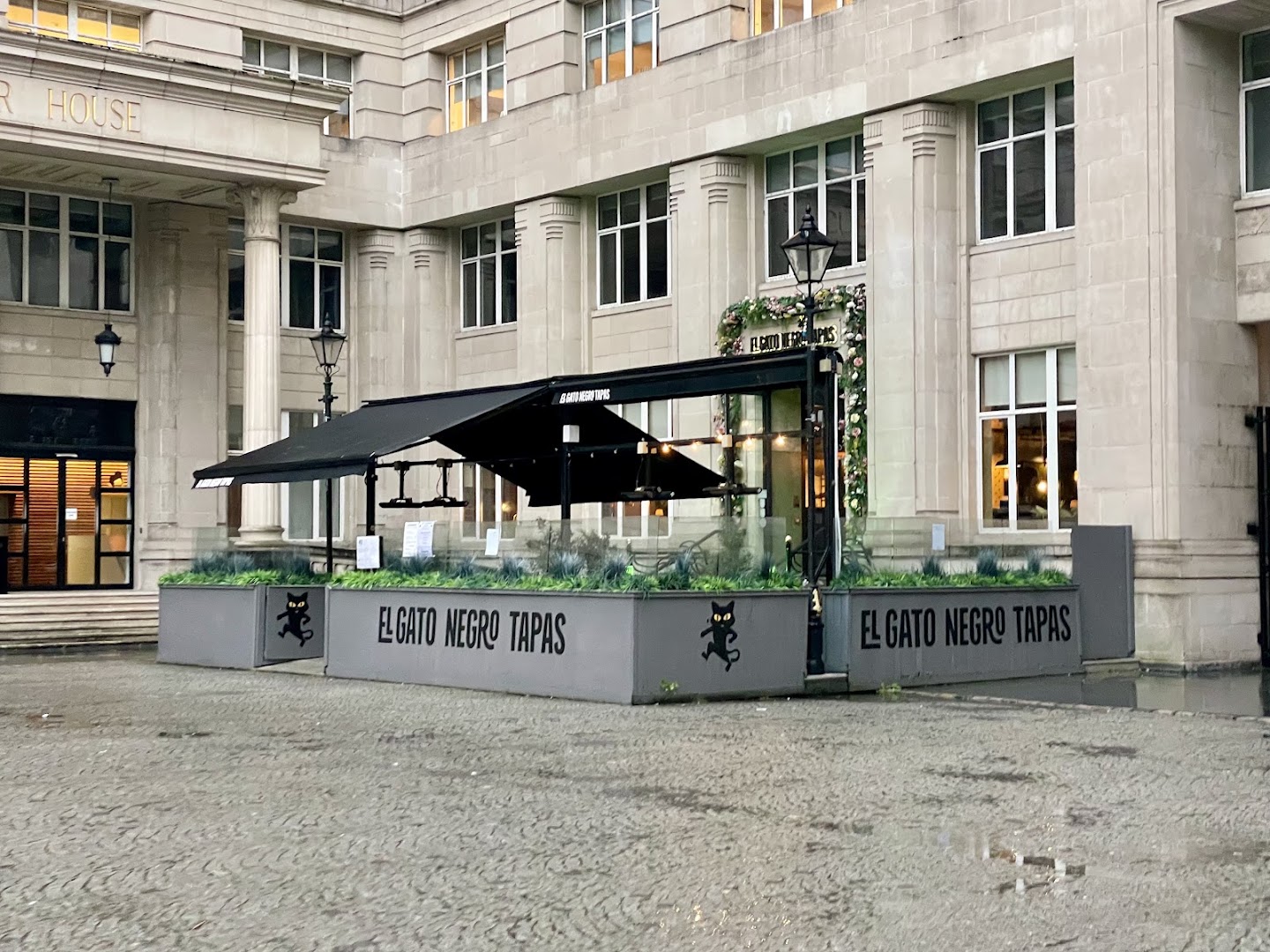 El Gato Negro: clear exterior shot of venue