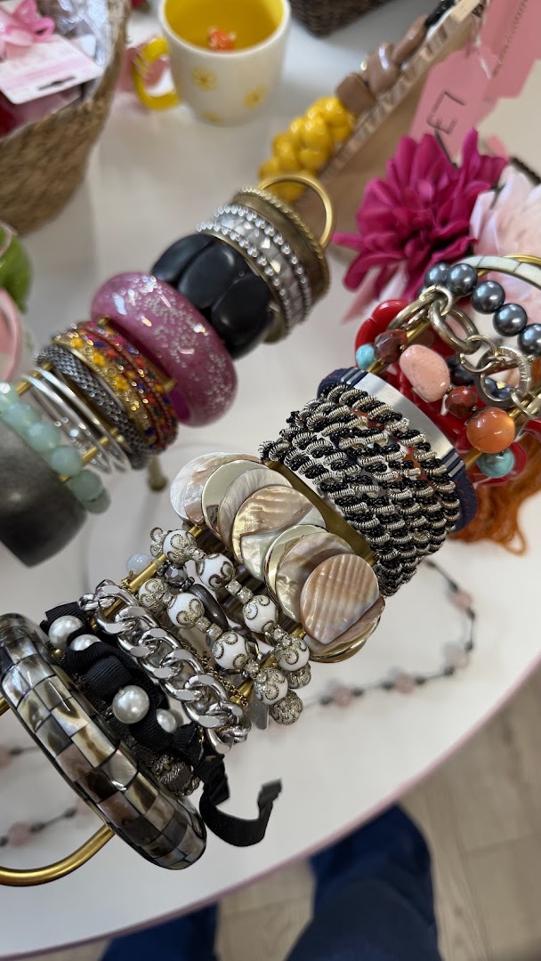 Serendipity Vintage: clear display of shop products