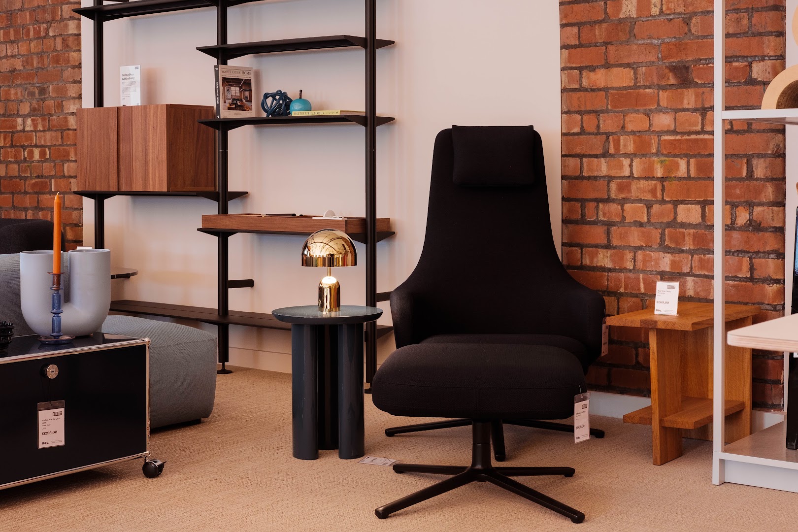 Utility Showroom: professional shop interior display photo