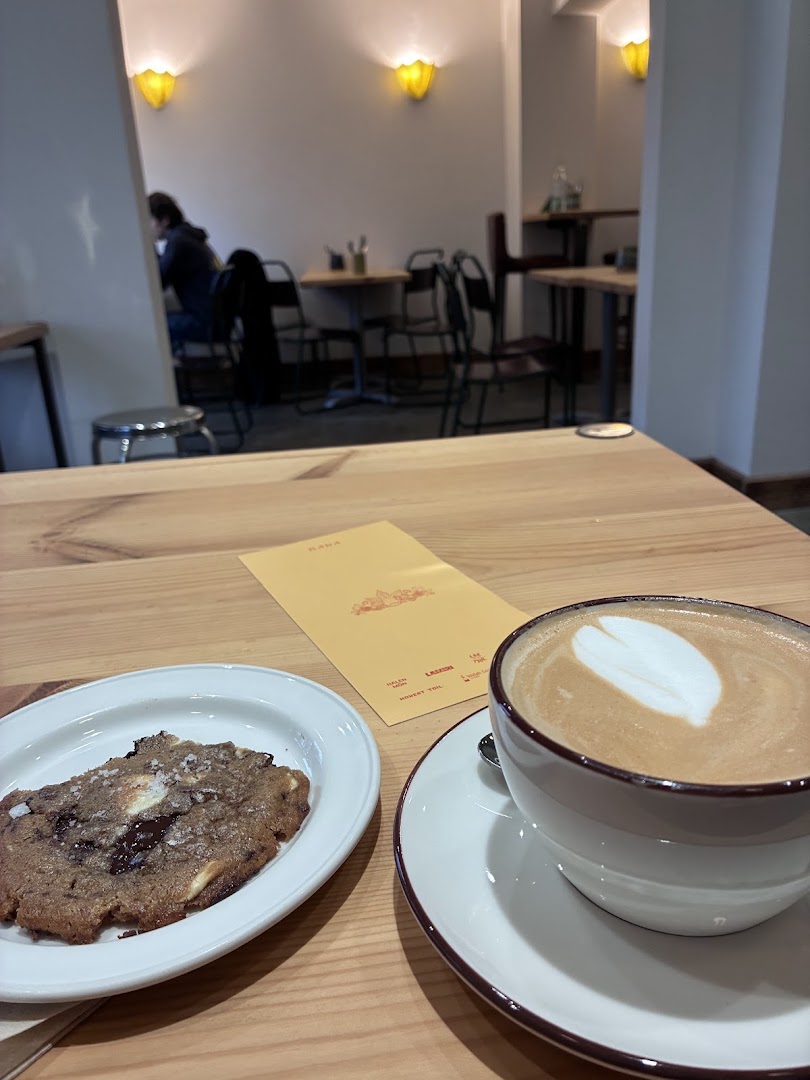 Bara: appetizing photo of coffee and cookie