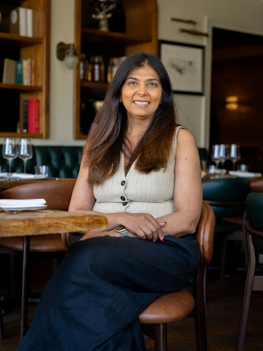 MAAI: professional portrait in restaurant setting