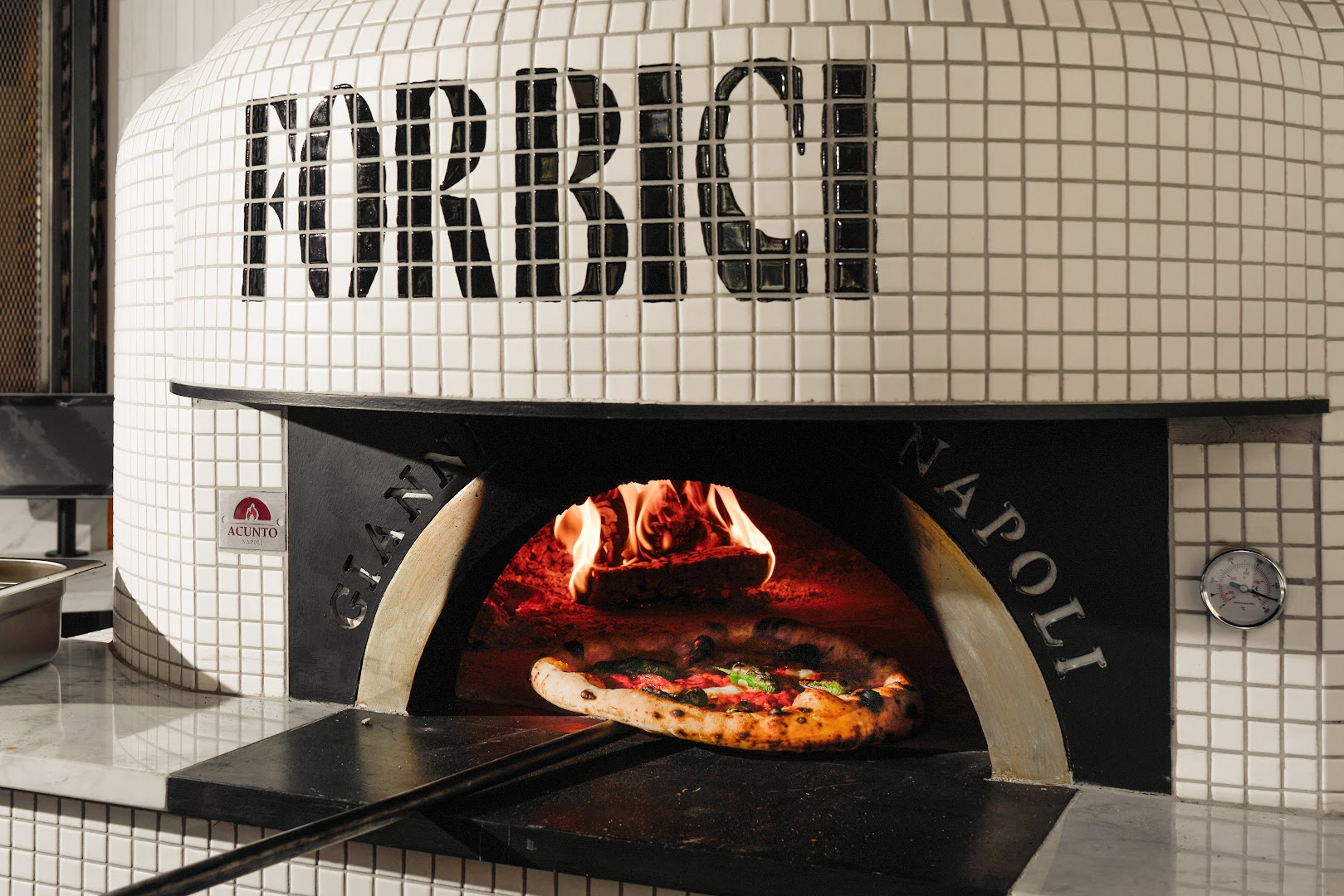 Forbici: high quality shot of oven