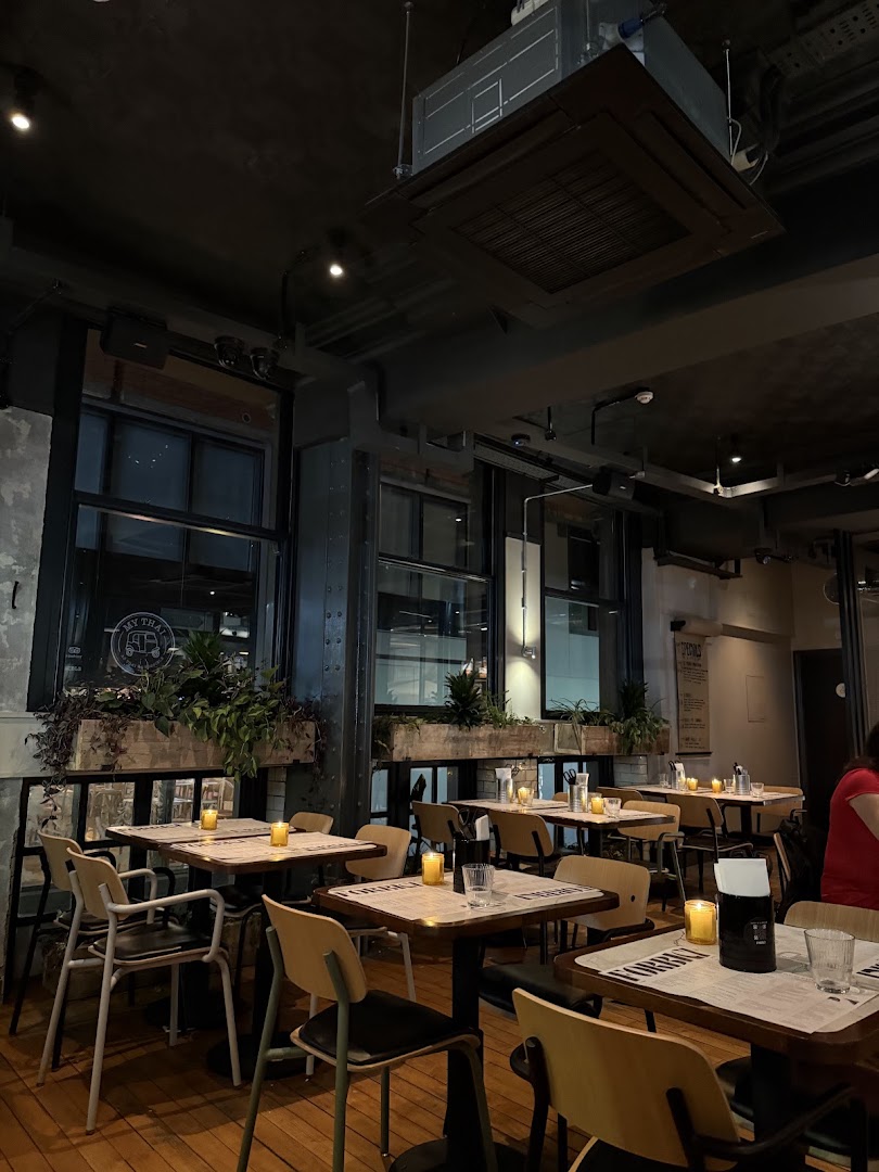 Forbici: clear, professional interior atmosphere shot