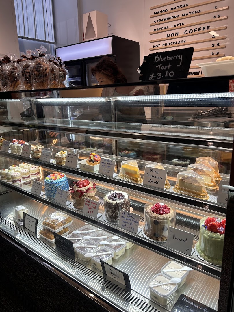 Lottie's Bakehouse: clear display of appetizing products