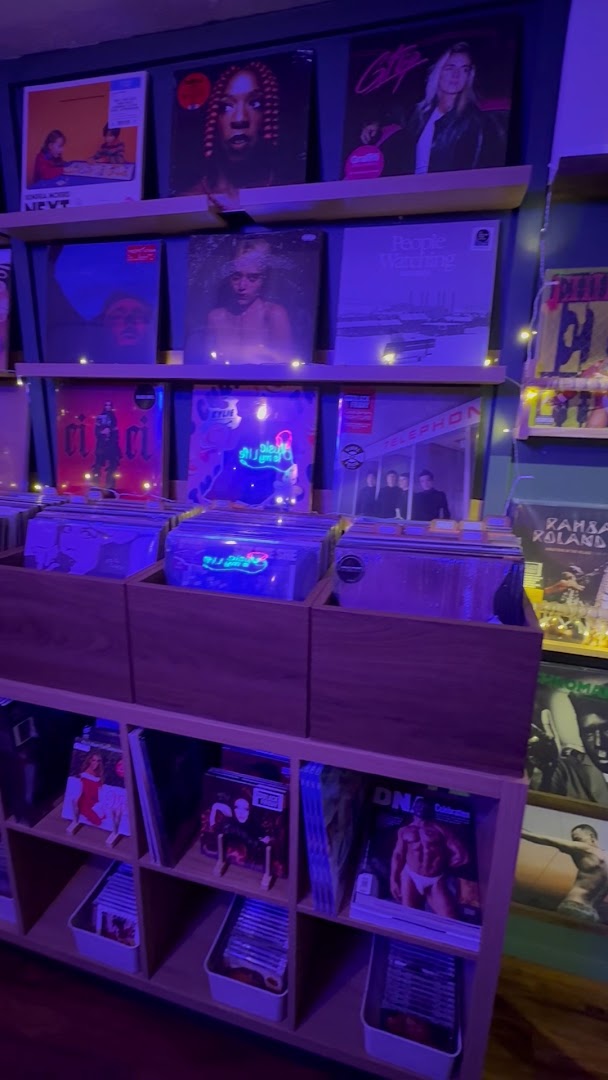 Vinylfetishes: clear display of shop products