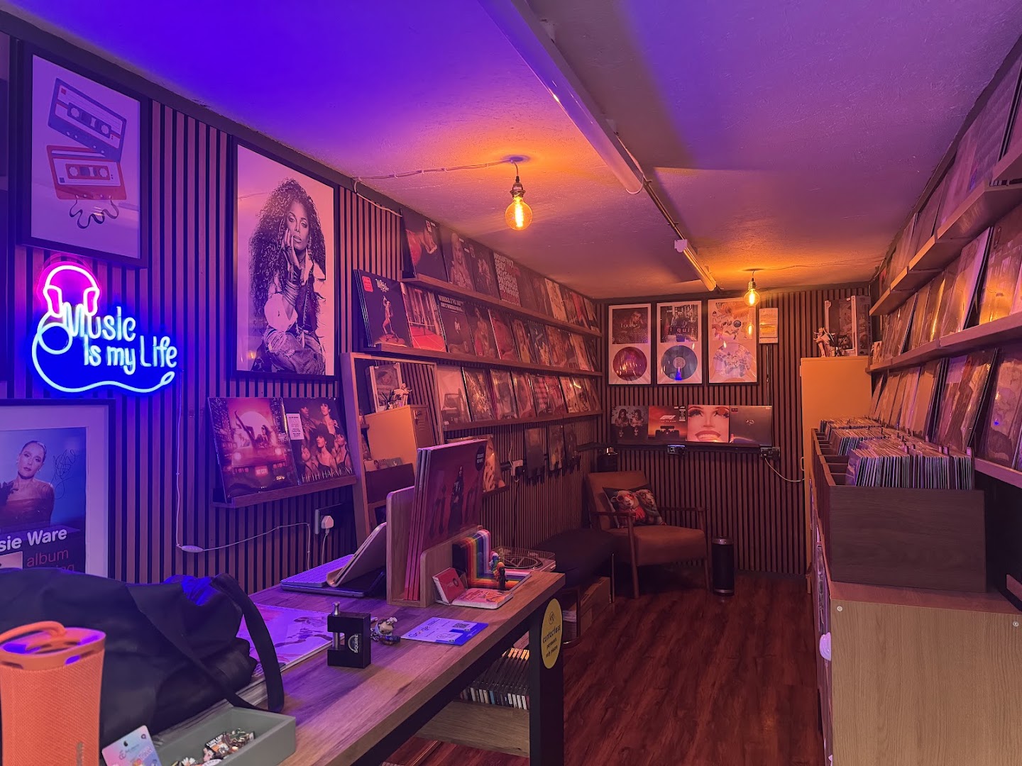 Vinylfetishes: inviting shop interior and atmosphere