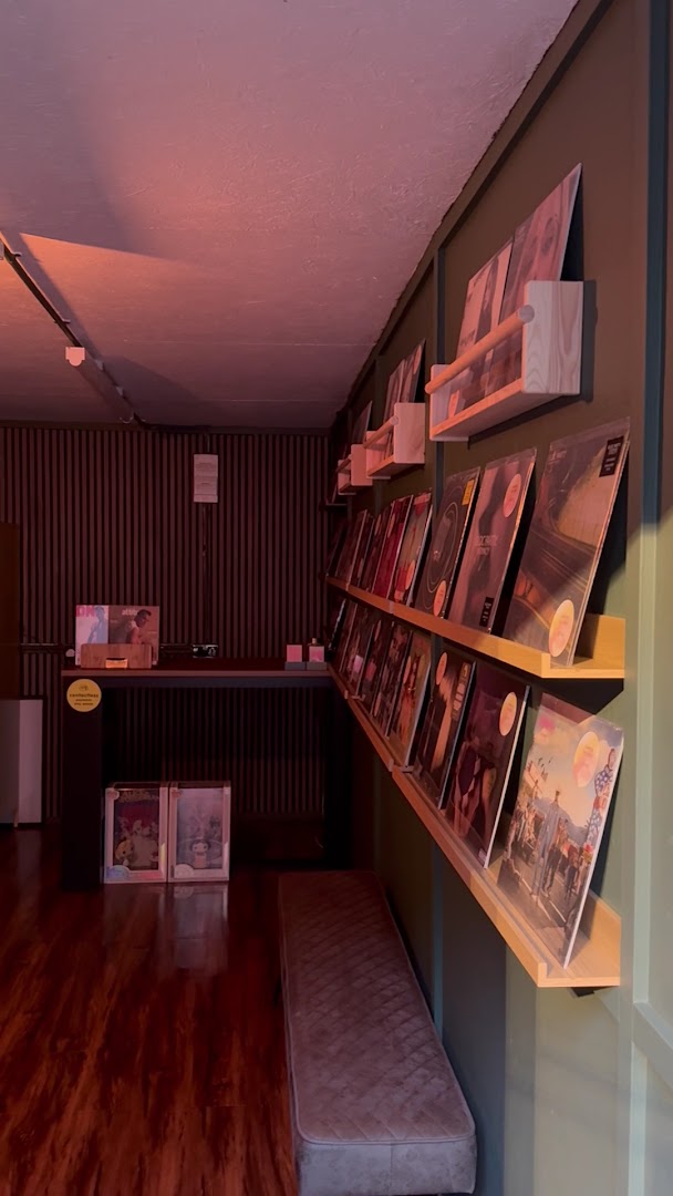 Vinylfetishes: clear display of shop products