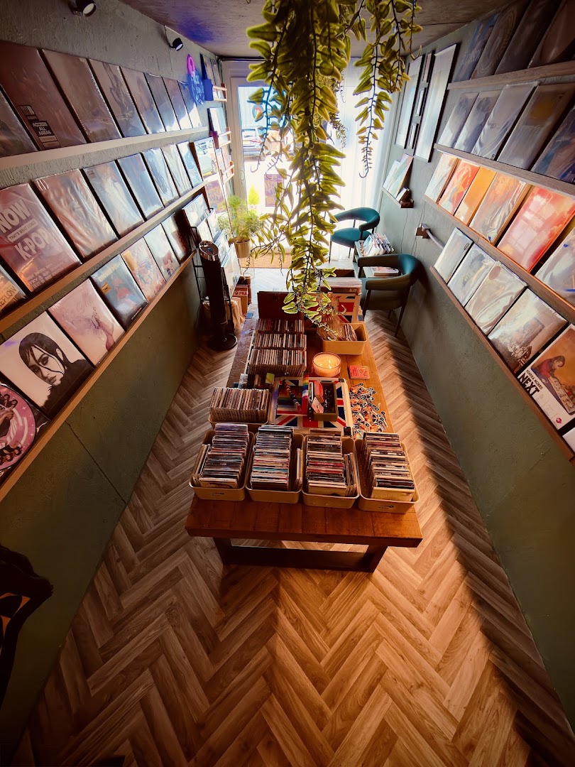 Vinylfetishes: inviting shop interior and display