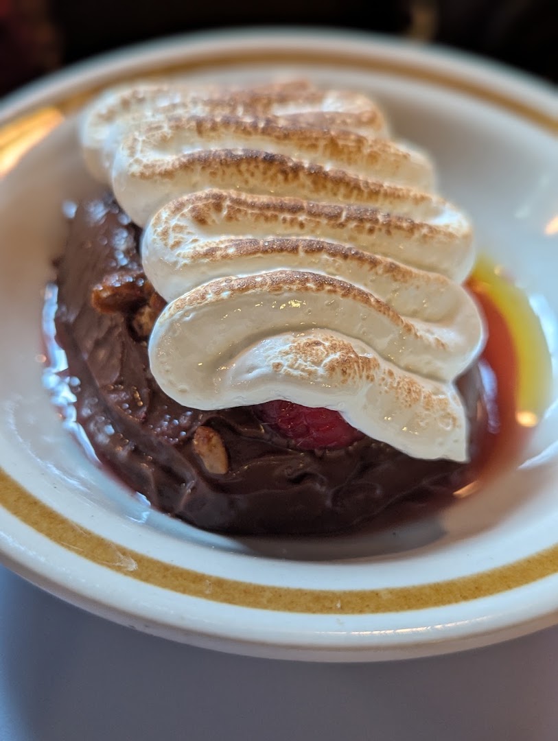 Assemble: appetizing photo of a dessert