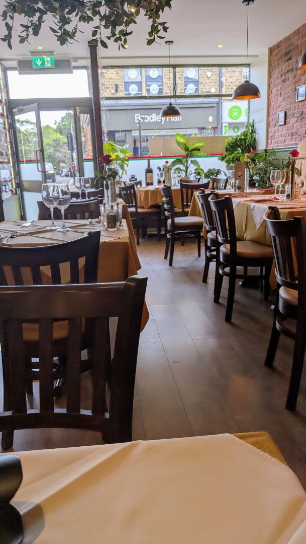 Raffaello: clear, inviting restaurant interior shot
