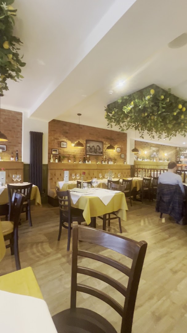 Raffaello: clear, inviting restaurant interior shot