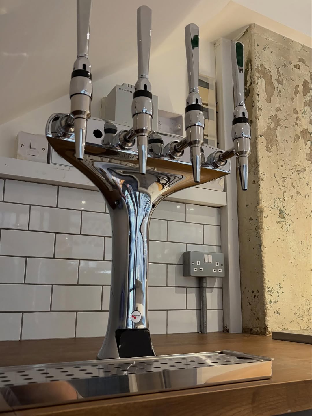 Arbequina: clean shot of bar equipment