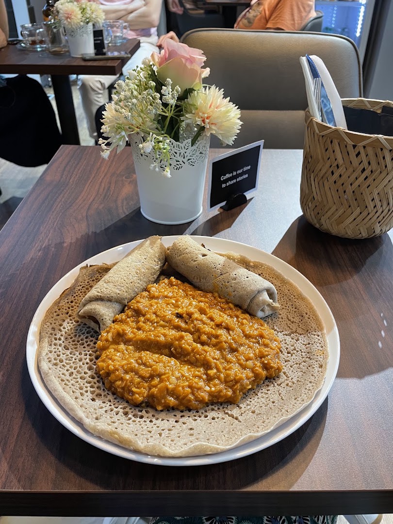 Lula's Ethiopian Café & Deli: appetizing food photo in setting