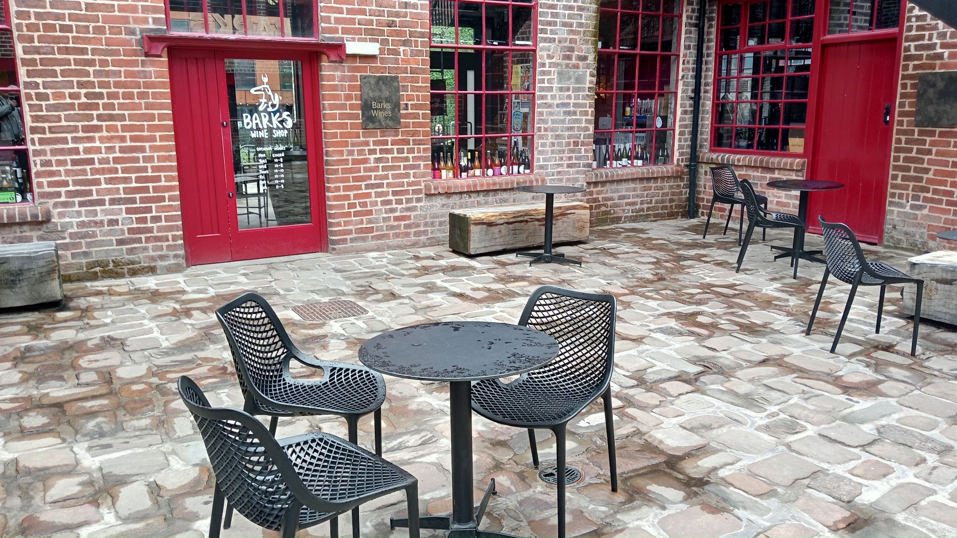 Barks Wine Shop: clear view of venue exterior