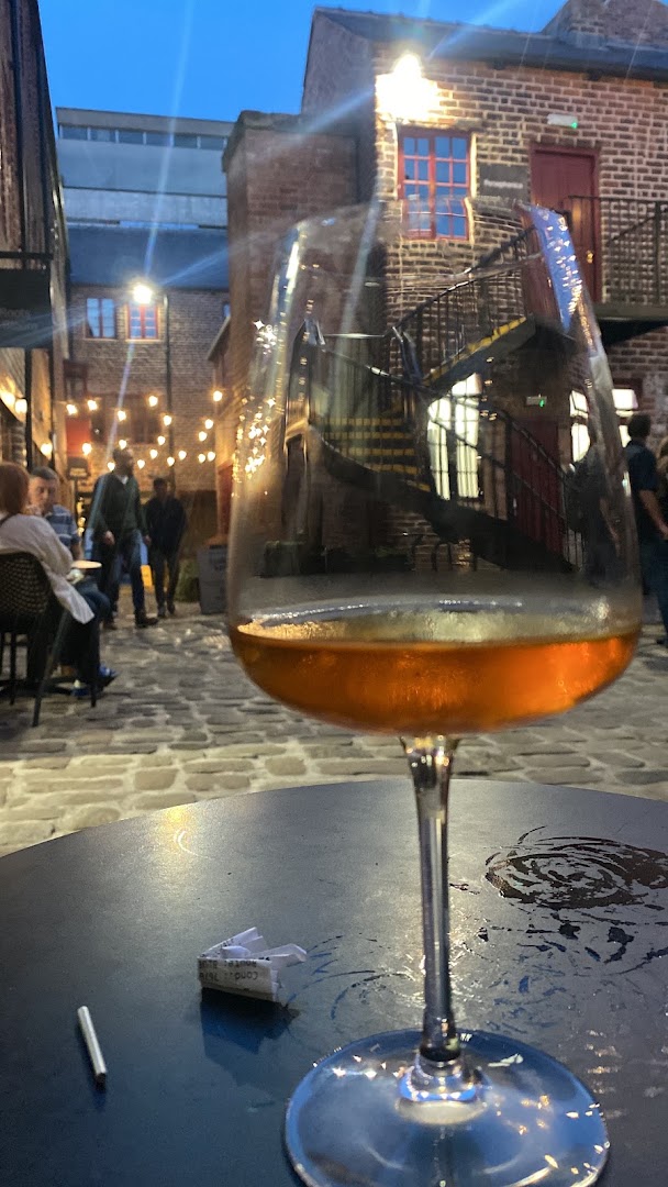 Barks Wine Shop: atmospheric shot of wine bar
