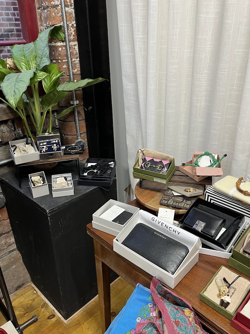 Clothes the Loop: clear display of shop products