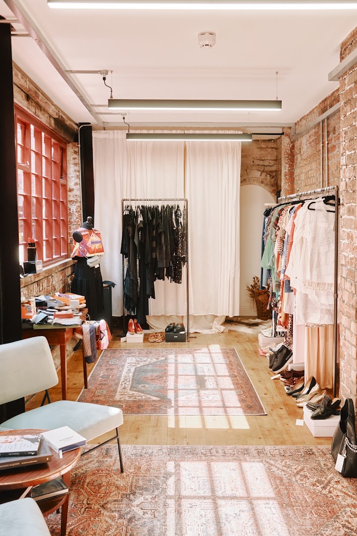 Clothes the Loop: clear, inviting shop interior display