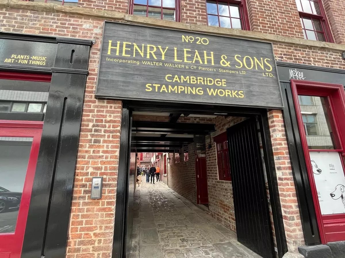 Leah's Yard: clear storefront and entrance view