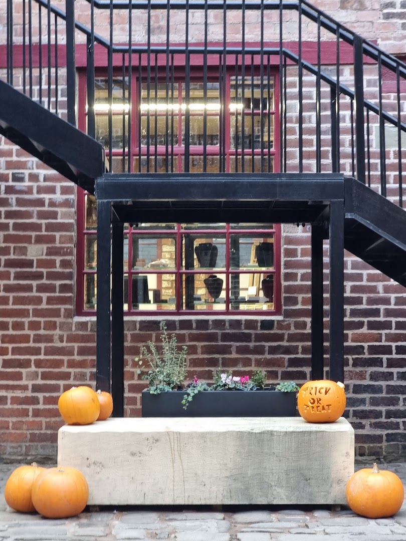 Leah's Yard: attractive seasonal shop exterior display