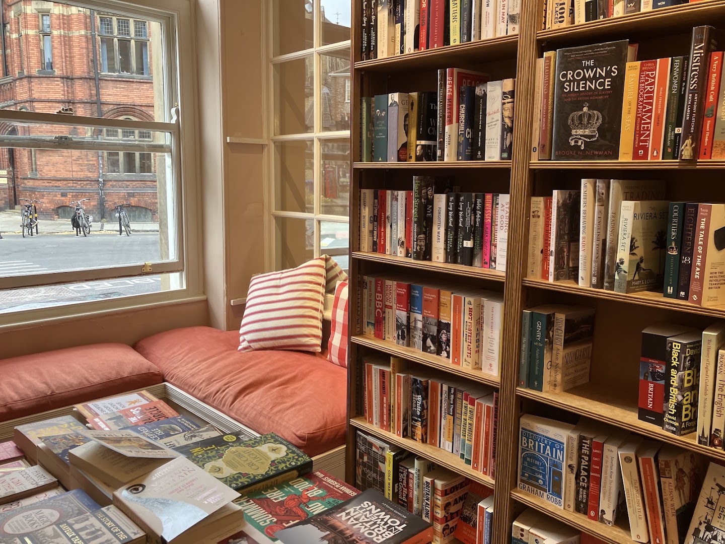 Topping & Company: inviting bookstore atmosphere and display
