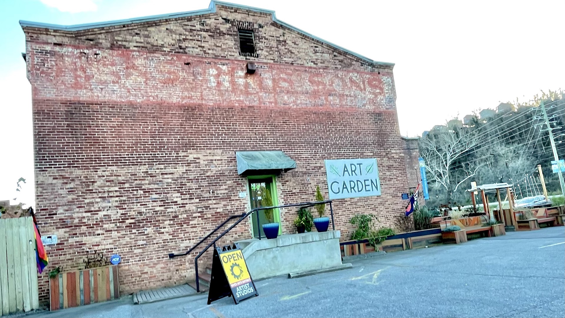 Art Garden AVL: clear exterior shot of shop