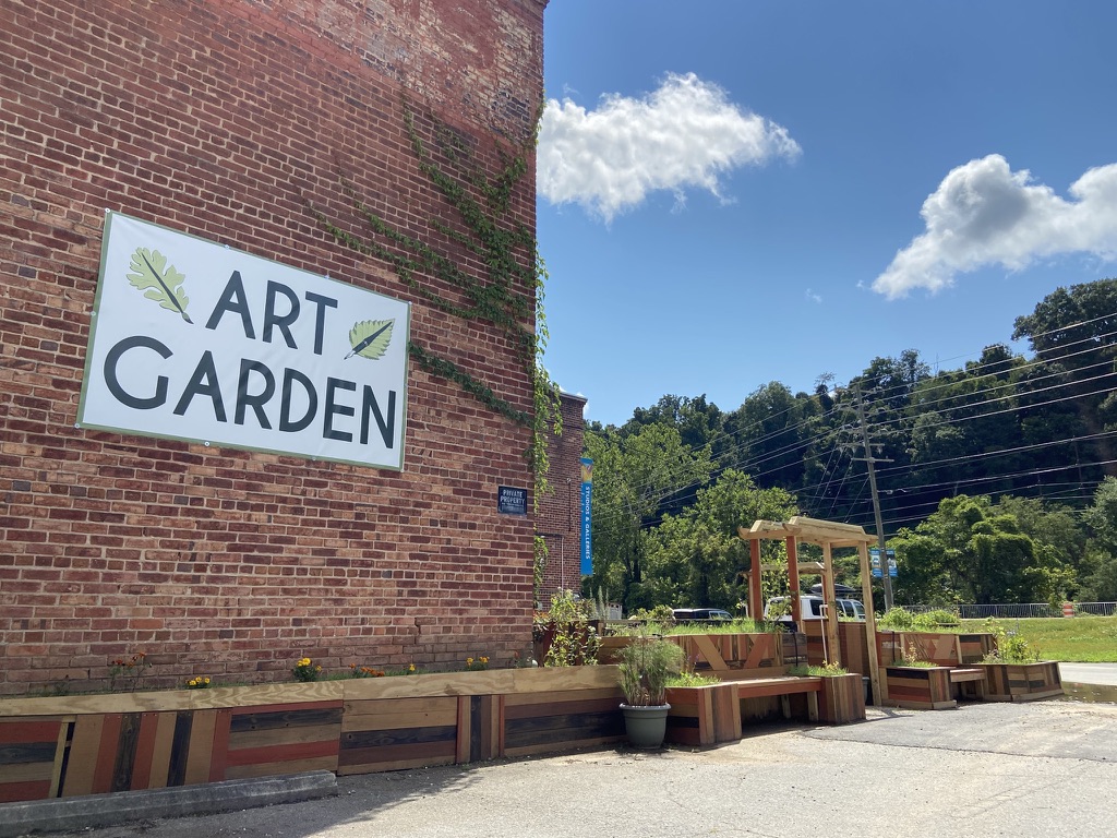 Art Garden AVL: clear exterior shot of shop