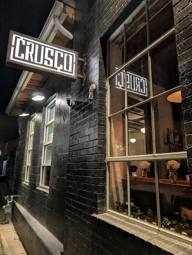 Crusco: attractive exterior shot at night