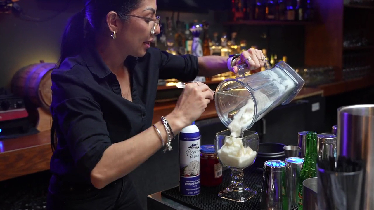 El Tesoro: professional shot of drink preparation