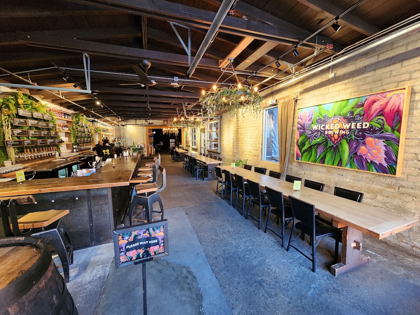 Wicked Weed Funkatorium: clear, inviting interior atmosphere shot