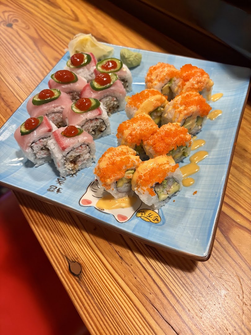 Bottle Rocket: appetizing photo of sushi rolls