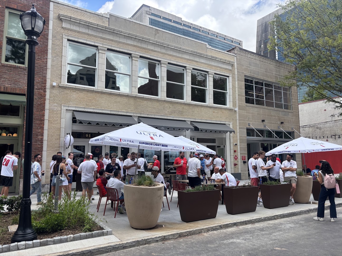 Brewhouse Cafe: lively outdoor bar atmosphere