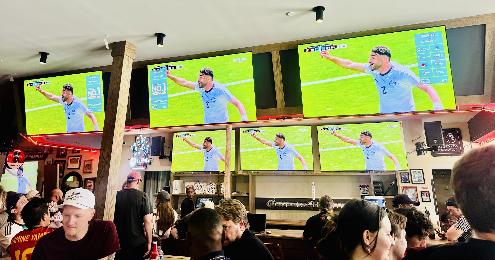 Brewhouse Cafe: lively bar atmosphere well